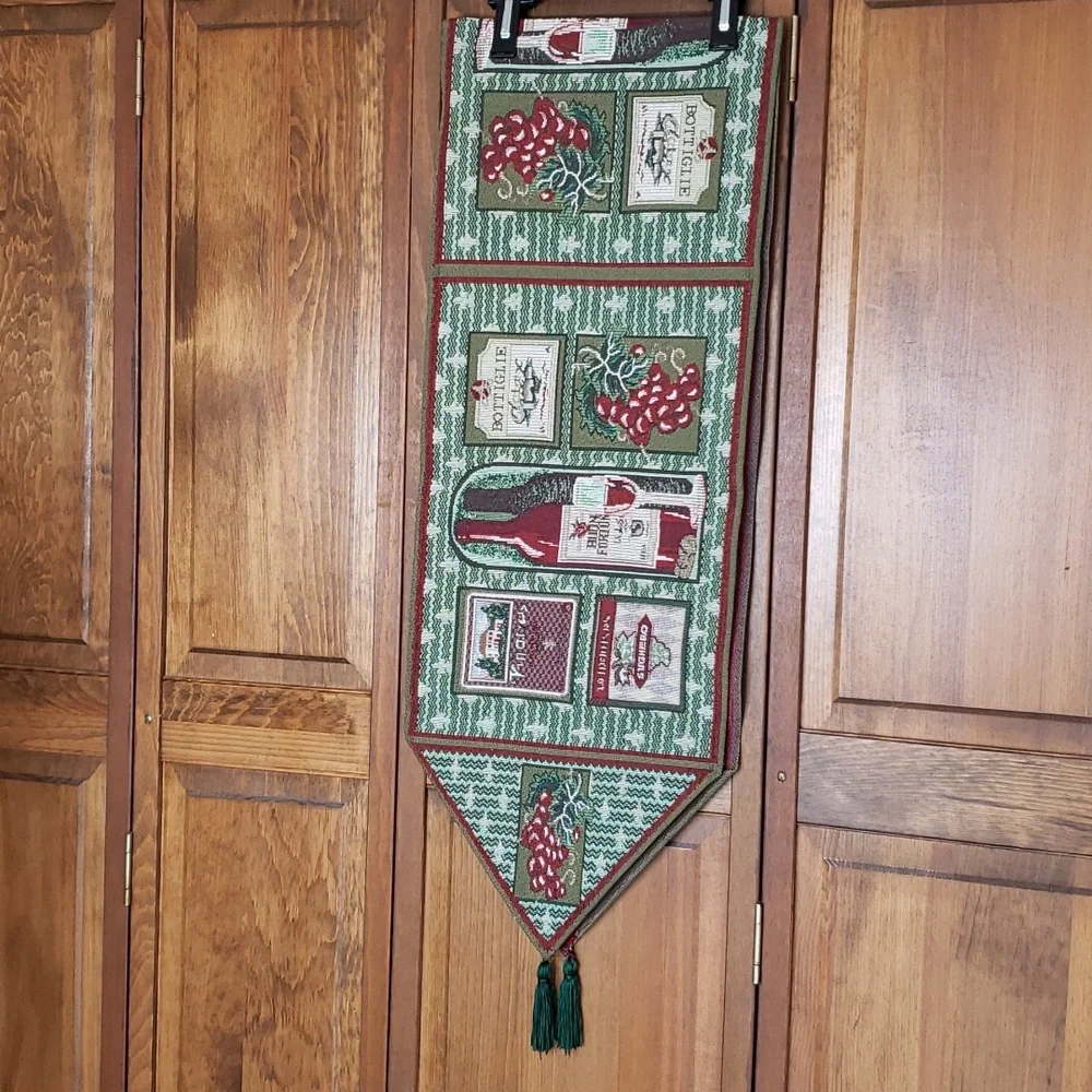 NWOT Tapestry Wine Motif Table Runner